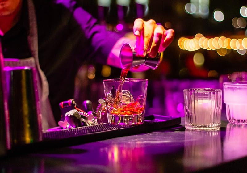 Vous questionnez-vous sur les ustensiles indispensables pour un vrai bar à cocktails qui fonctionne ? La réponse se trouve dans cet article.
